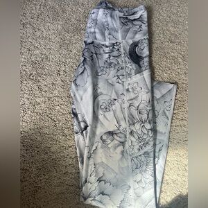 Black and white floral lululemon leggings!